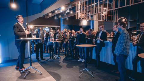 Lilien-Präsident Rüdiger Fritsch begrüßt die Gäste in der neuen VIP-Lounge