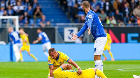 Aleksandar Vukotic zeigt auf den verletzten Braunschweiger