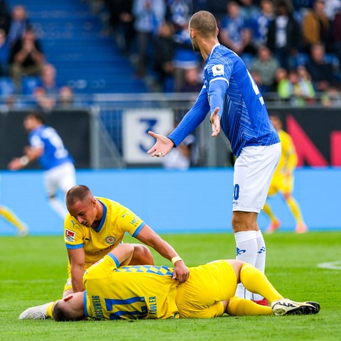 Aleksandar Vukotic zeigt auf den verletzten Braunschweiger