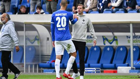 Lilien-Abwehrspieler Aleksandar Vukotic und Trainer Florian Kohfeldt klatschen sich ab.