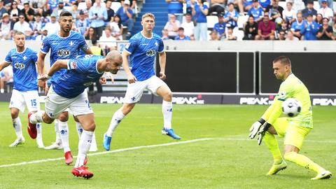 Anfang vom Ende: Aleksandar Vukotic köpft den Ball zum 0:1 ins eigene Netz.