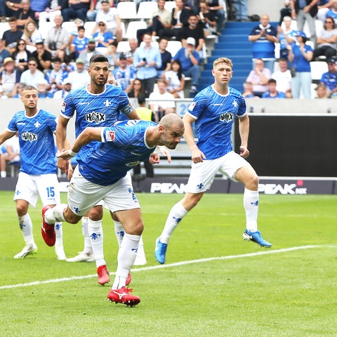 Anfang vom Ende: Aleksandar Vukotic köpft den Ball zum 0:1 ins eigene Netz.