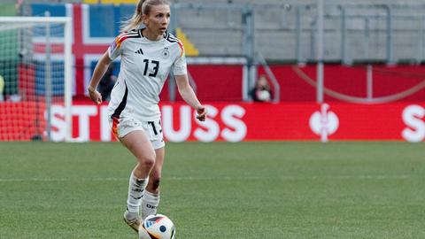 Nationalspielerin Elisa Senß. Im DFB-Trainingsanzug.