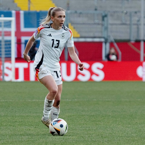 Nationalspielerin Elisa Senß. Im DFB-Trainingsanzug.