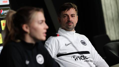 Niko Arnautis und Laura Freigang auf der Pressekonferenz der Eintracht