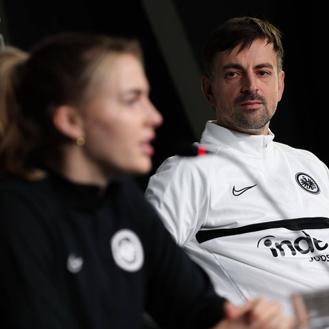 Niko Arnautis und Laura Freigang auf der Pressekonferenz der Eintracht