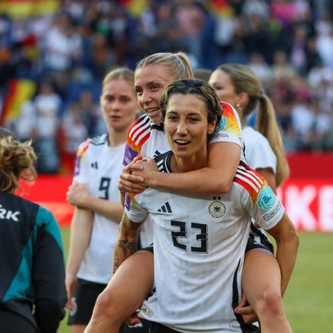 Sara Doorsoun nach dem Spiel in Hannover mit Elisa Senß. 