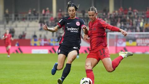 Eintracht-Spielerin Sara Doorsoun im Zweikampf mit Klara Bühl von den Bayern