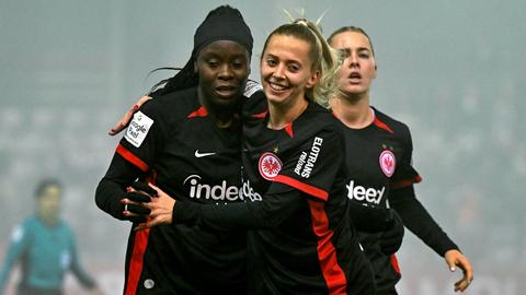 Eintracht-Torschützin Nicole Anyomi wird gefeiert.