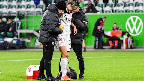 Eintracht Frankfurt Frauen: Sara Doorsoun muss gestützt das Feld verlassen.