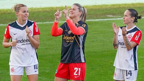 Glückliche Frankfurter Fußballerinnen nach dem Erfolg in Essen.