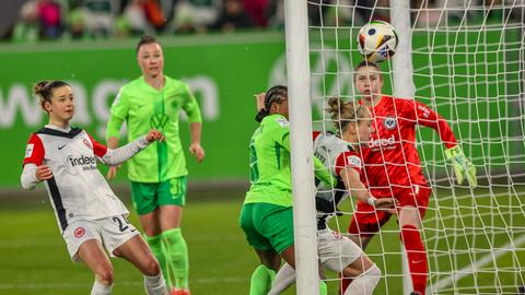 Eintracht Frankfurt Frauen im Spiel gegen Wolfsburg. Vor dem Tor.