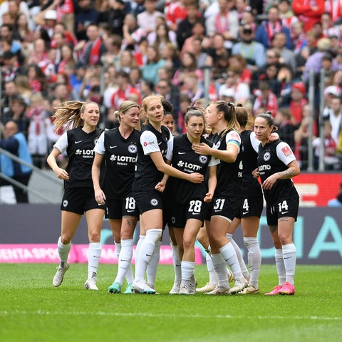 Die Eintracht-Spielerinnen bejubeln das 1:0 von Barbara Dunst in Köln.