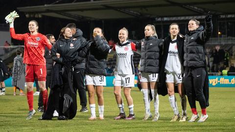 Die Eintracht Frankfurt Frauen jubeln über den Sieg gegen Leverkusen.