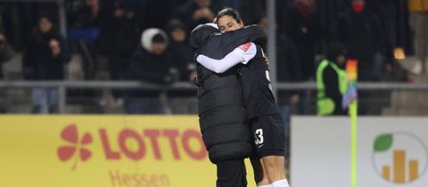 Niko Arnautis und Sara Doorsoun feiern das 3:0 gegen Potsdam.