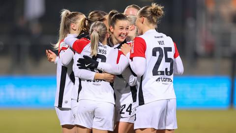 Die Eintracht Frankfurt Frauen feiern den Kantersieg gegen Potsdam.