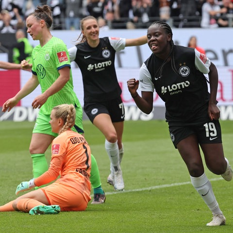 Nicole Anyomi bejubelt ihr Tor gegen Wolfsburg