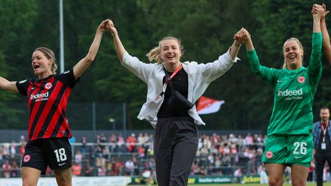 Freude bei Tanja Pawallolek (Mitte)