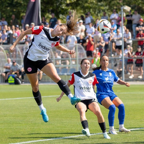 Lara Prasnikar beim Kopfball gegen Jena.