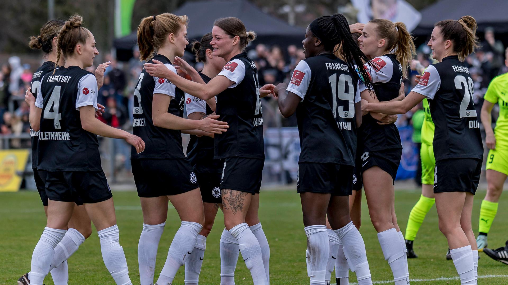 Eintracht-Fußballerinnen Gewinnen Auch Gegen Essen | Hessenschau.de ...