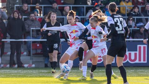 Eine Zweikampfszene aus dem Pokalspiel der Eintracht-Frauen bei RB Leipzig