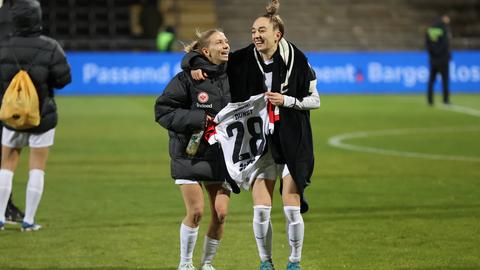 Elisa Senß und Sophia Kleinherne feiern mit dem Trikot der verletzten Barbara Dunst