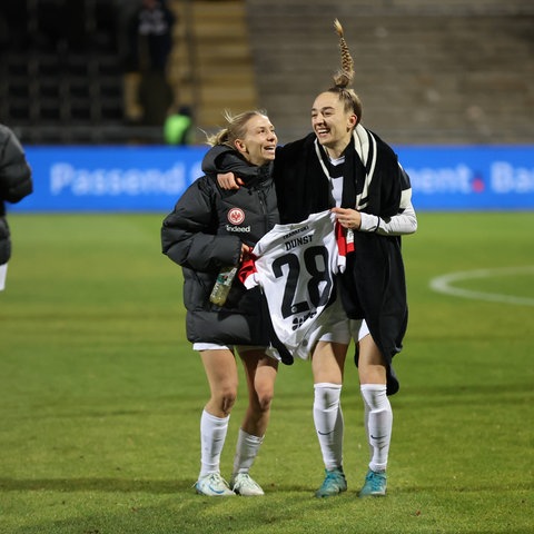 Elisa Senß und Sophia Kleinherne feiern mit dem Trikot der verletzten Barbara Dunst