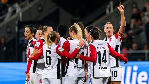 Laura Freigang jubelt mit den anderen Spielerinnen von Eintracht Frankfurt.