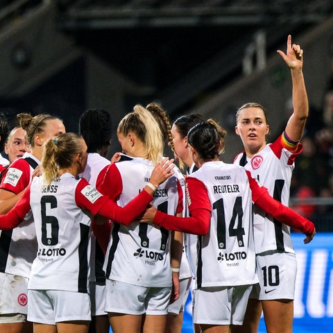 Laura Freigang jubelt mit den anderen Spielerinnen von Eintracht Frankfurt.