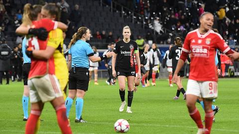 Benfica Lissabon jubelt, die Eintracht-Spielerinnen schauen geknickt.