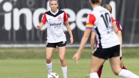 Eintracht Frankfurt Frauen: Elisa Senß am Ball.