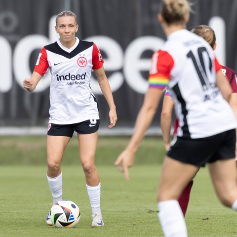 Eintracht Frankfurt Frauen: Elisa Senß am Ball.