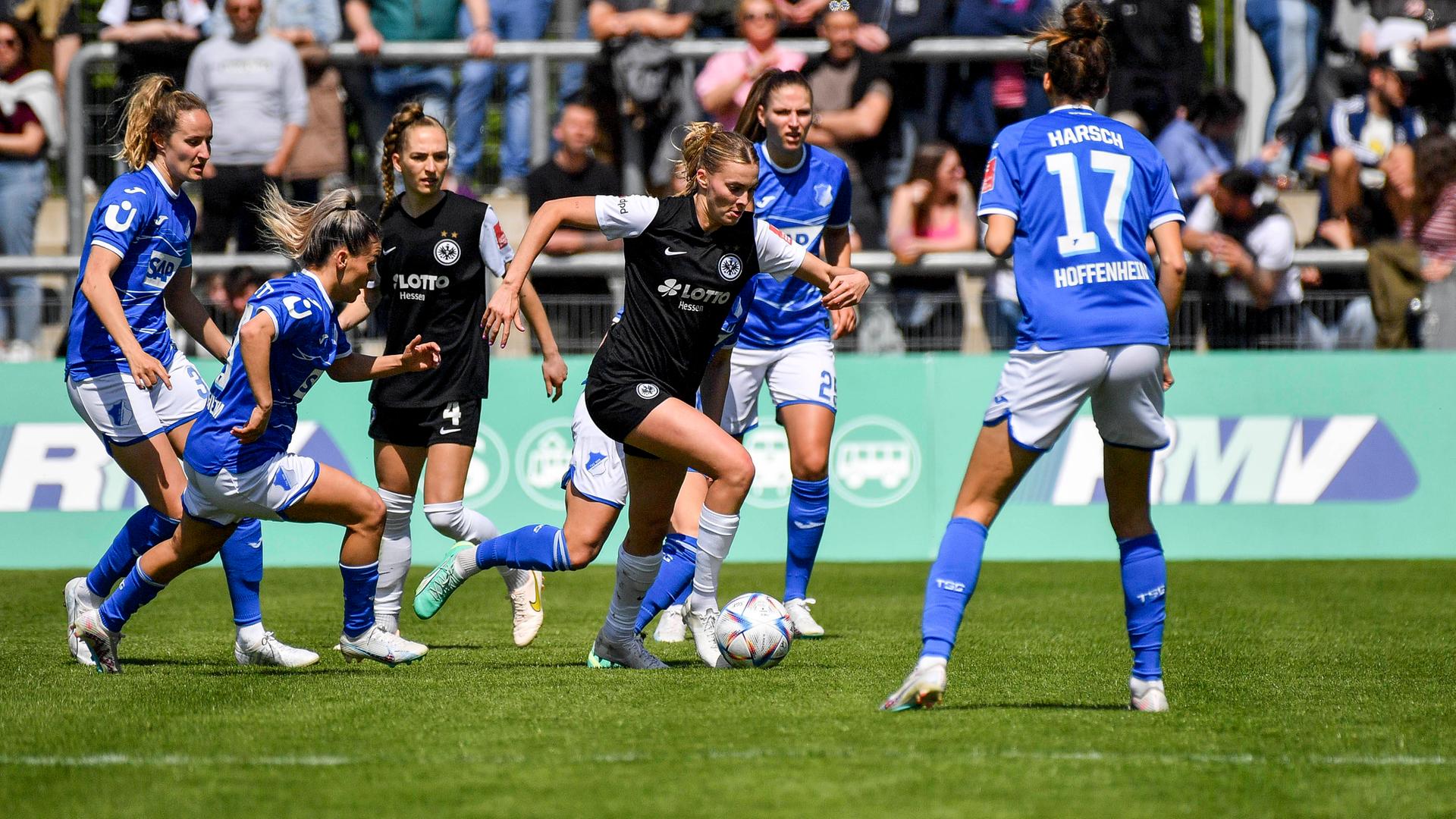 Eintracht-Fußballerinnen Halten Hoffenheim Auf Distanz | Hessenschau.de ...