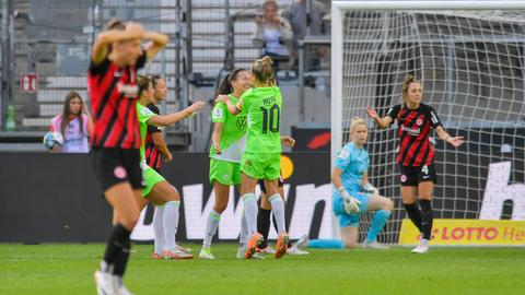 Wolfsburg bejubelt einen Treffer, die Eintracht-Frauen können es nicht fassen.