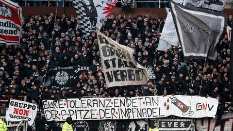 Spruchband im Eintracht-Block auf St. Pauli: "Eure Toleranz endet an der Spitze der Impfnadel"