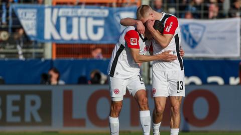 Torschütze Rasmus Kristensen (r) jubelt mit Vorlagengeber Ellyes Skhiri