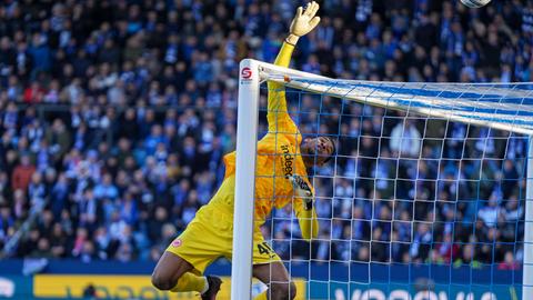 Eintracht-Keeper Kaua Santos zeigt eine von vielen spektakulären Paraden beim Sieg in Bochum.