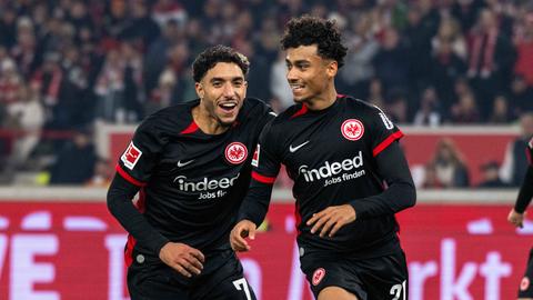 Nathaniel Brown (Eintracht Frankfurt), Jubel und Freude bei Omar Khaled Marmoush 