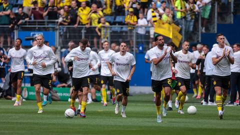 Die Spieler des BVB laufen beim Pokalspiel in Lübeck ein