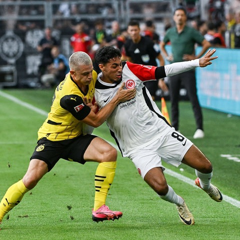 Ein Zweikampf aus dem Spiel der Eintracht in Dortmund