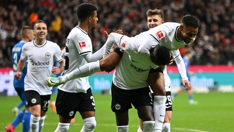 Die Eintracht-Spieler bejubeln das 2:0 von Randal Kolo Muani