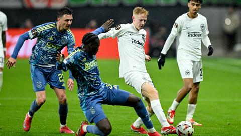 Hugo Larsson von Eintracht Frankfurt im Spiel gegen Ajax Amsterdam