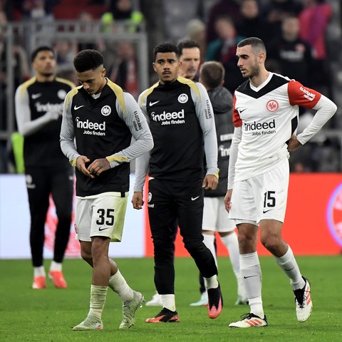 Enttäuschte Gesichter bei den Eintracht-Spielern nach Abpfiff in München