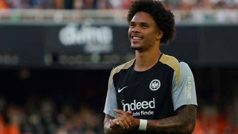 Eintracht-Abwehrspieler Nnamdi Collins schaut glücklich Richtung Tribüne.