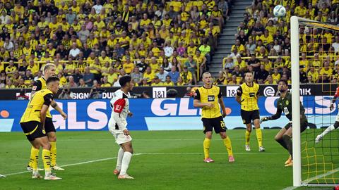 Als das Spiel in Dortmund verloren ging: Frankfurts Fares Chaibi verpasst das 1:0.