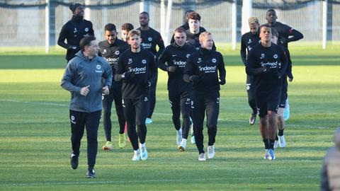 Die Eintracht-Spieler schwitzen zum Trainingsauftakt. Jetzt geht es in Dubai weiter.