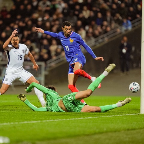 Hugo Ekitiké trifft für Frankreichs U21 gegen England.