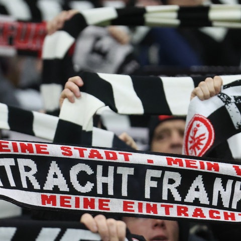 Fans mit Eintracht-Schal