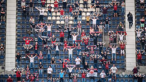 Fans von Eintracht Frankfurt gegen Bielefeld auf den Rängen - zwischen jedem Menschen sind mehrere Plätze frei, um den Abstand einzuhalten.