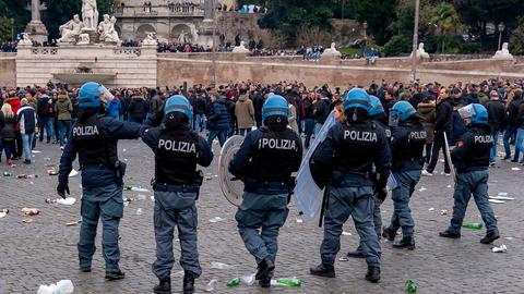 Weit vor dem Anpfiff versammelten sich Tausende SGE-Fans auf der Piazza del Popolo - stets genau beäugt von der Polizei.